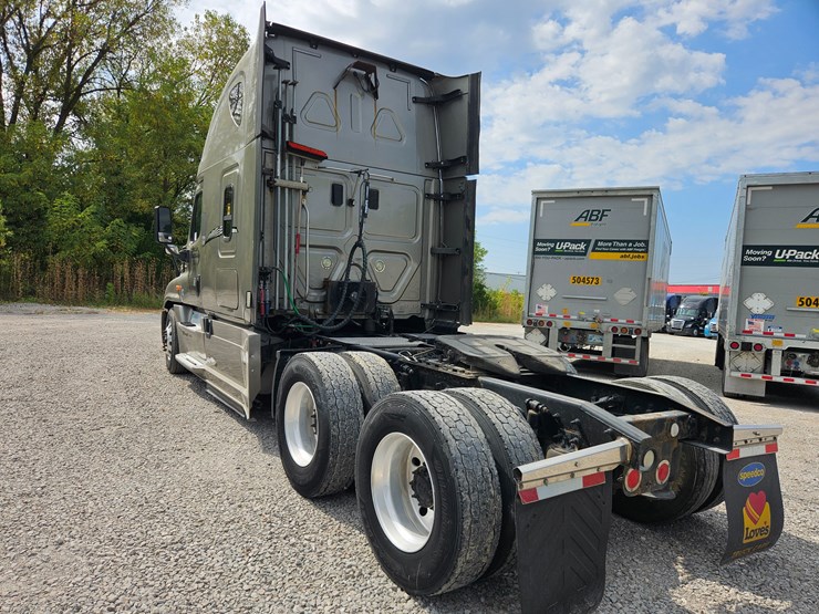 2017-freightliner-cascadia-125-image-13