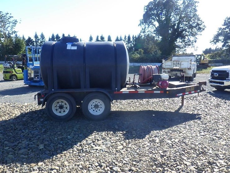 load-trail-12'-t/a-1,065-gallon-water-trailer-image-3