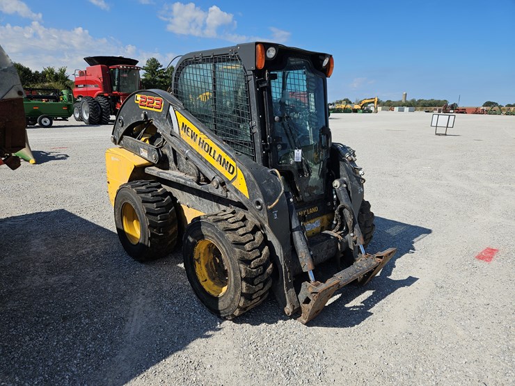 2014-new-holland-l223-image-1