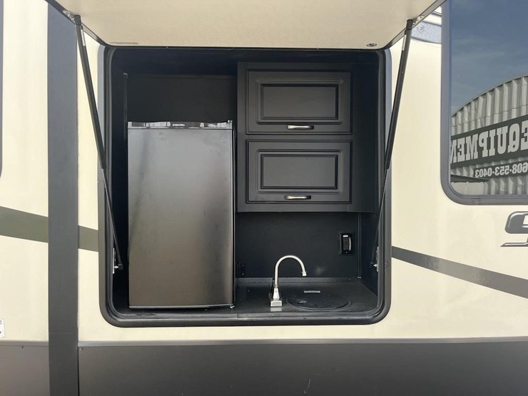 2017-sierra-5th-wheel-camper-image-32