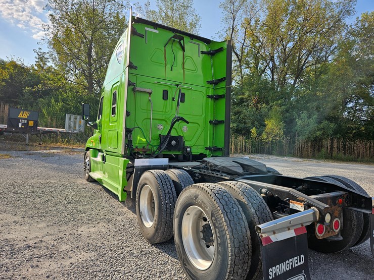 2017-freightliner-cascadia-125-image-11