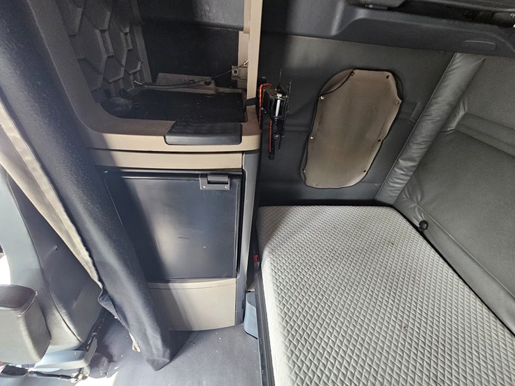 2017-freightliner-cascadia-125-image-67