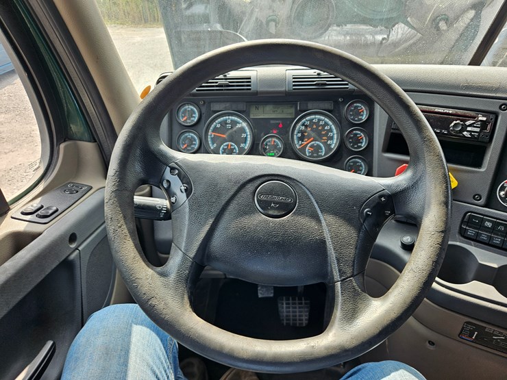 2017-freightliner-cascadia-125-image-60