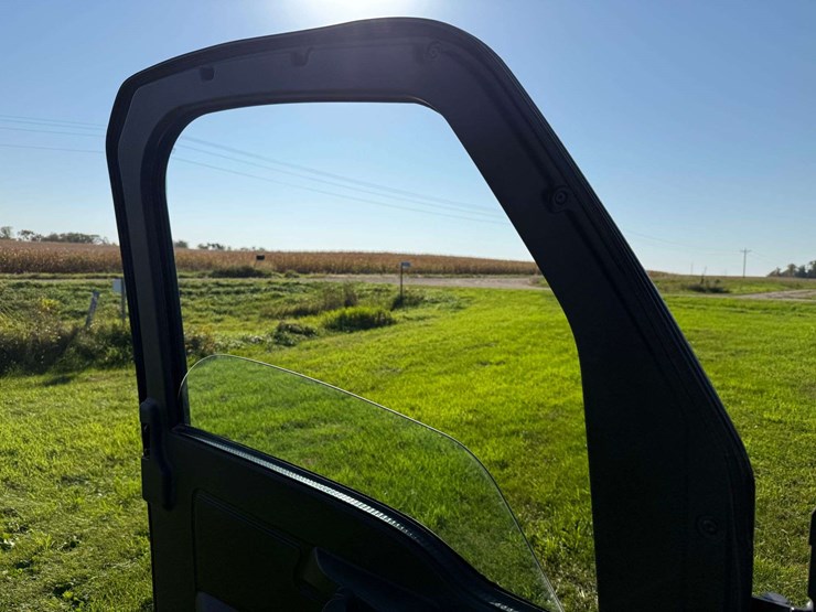 2021-john-deere-gator-image-34