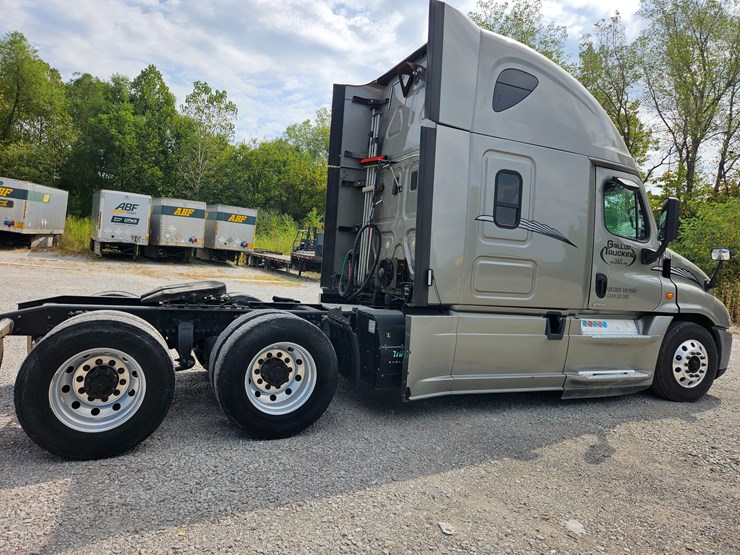 2017-freightliner-cascadia-125-image-19