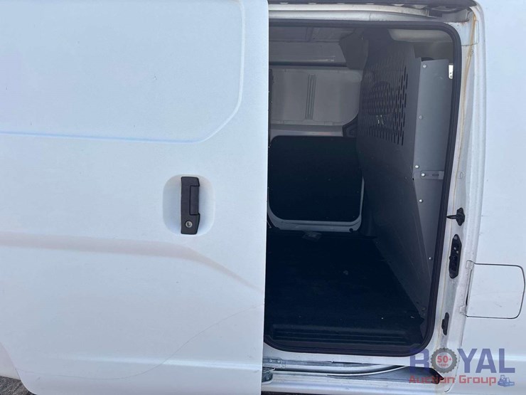 2017-nissam-nv200-cargo-van-image-19