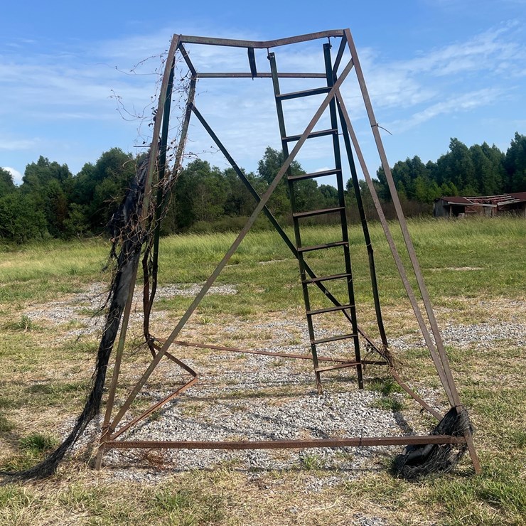 #157 • METAL STAND WITH LADDER