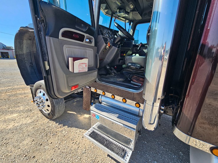2013-peterbilt-389-image-57