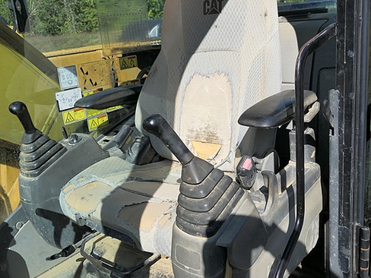 2011-caterpillar-320d-image-42