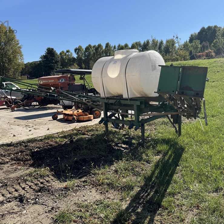300 GALLON MOUNTED POLY TANK SPRAYER 300 GALLON MOUNTED POLY TANK SPRAYER 2001