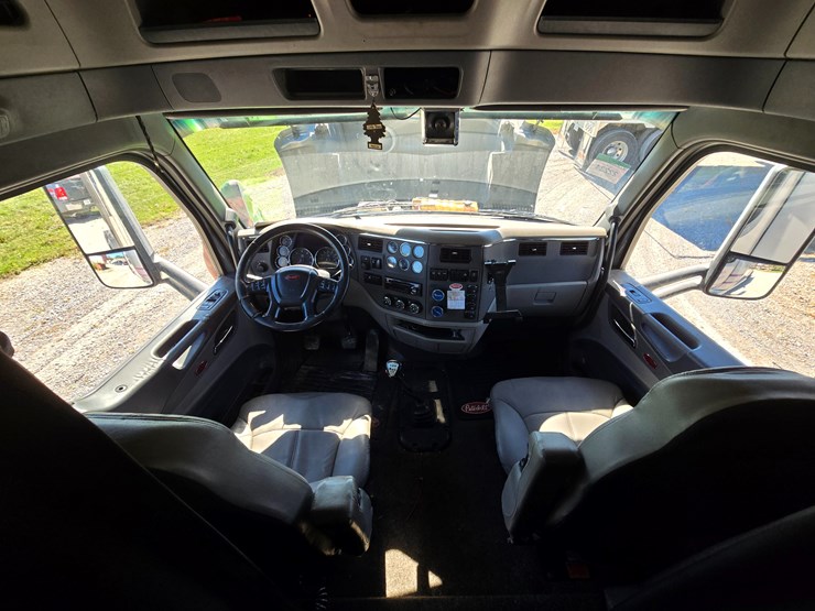 2015-peterbilt-579-image-90