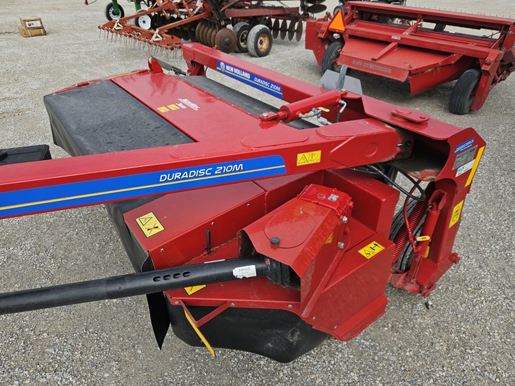 2021-new-holland-210m-image-9