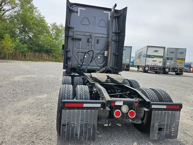 2019-freightliner-cascadia-126-image-15