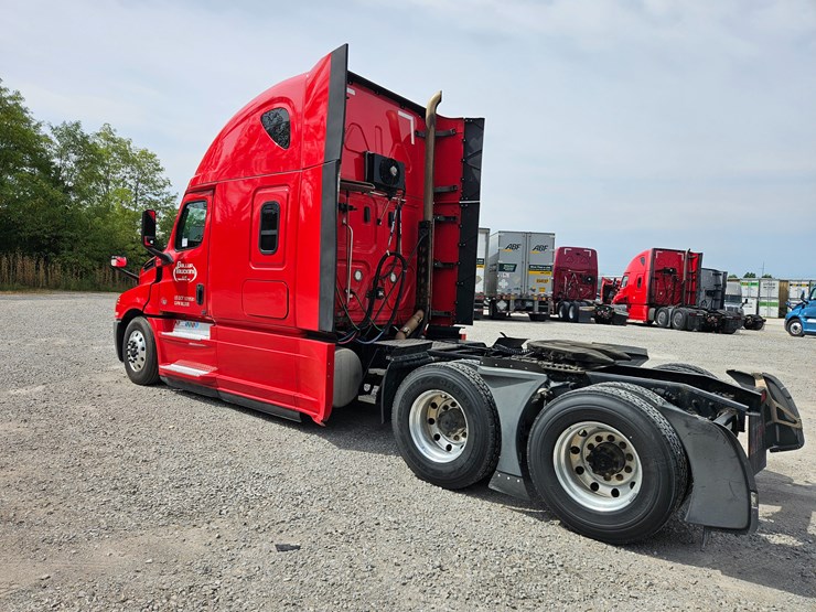 2019-freightliner-cascadia-126-image-11
