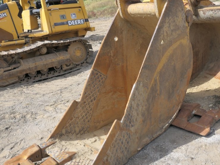caterpillar-235-image-1