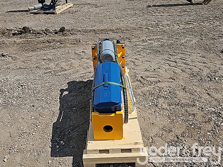 2025-caterpillar-304-image-8
