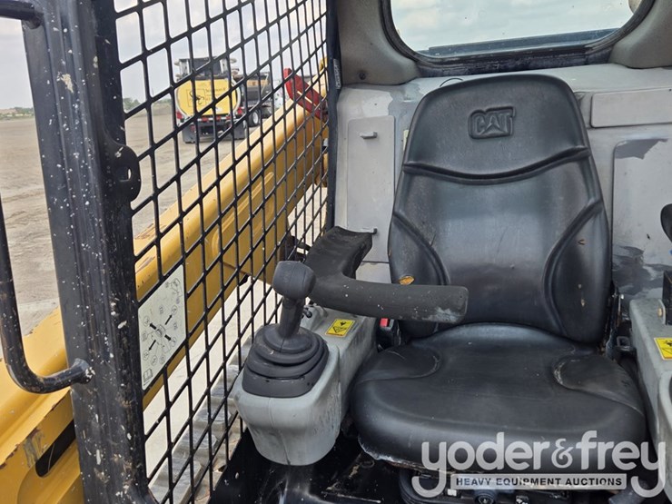 2016-caterpillar-259d-image-45