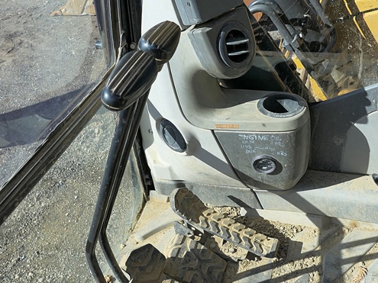 2011-caterpillar-320d-image-43