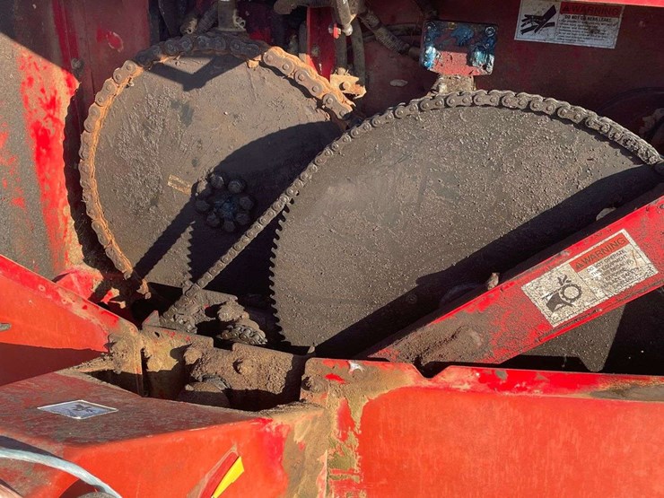 h&s-topshot-5126-side-discharge-manure-spreader-image-25