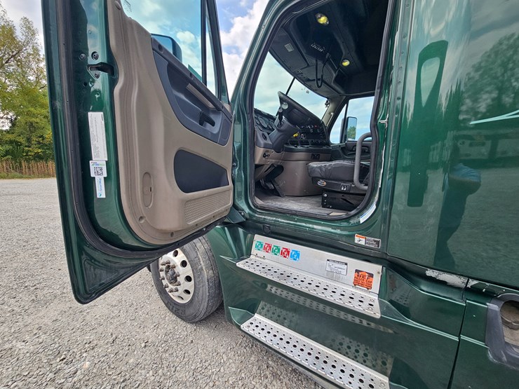2017-freightliner-cascadia-125-image-48