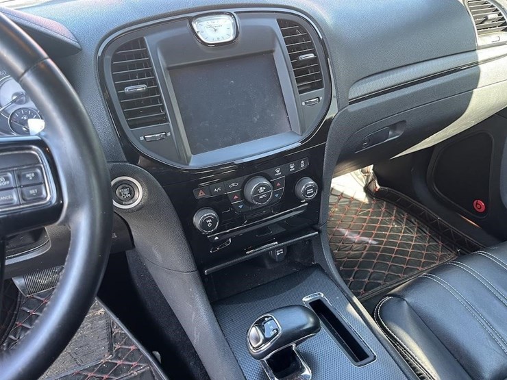 2012-chrysler-300-s-image-19