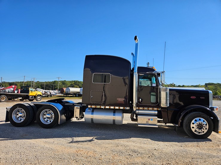 2013-peterbilt-389-image-25