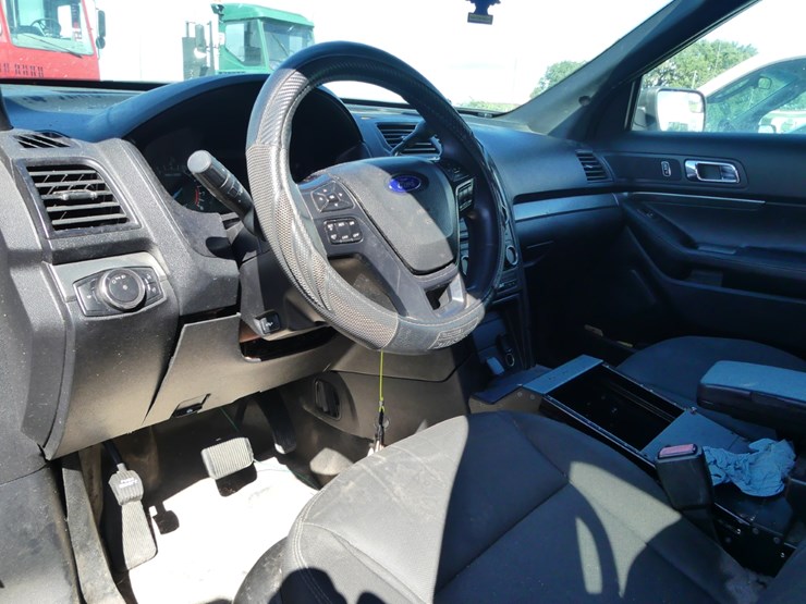 2017-ford-explorer-image-11