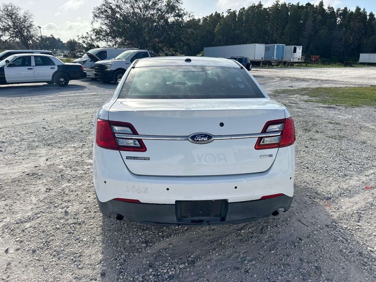 2015-ford-taurus-awd-sedan-image-19