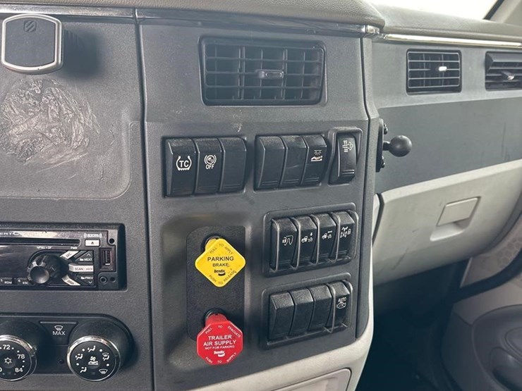 2020-peterbilt-579-image-22