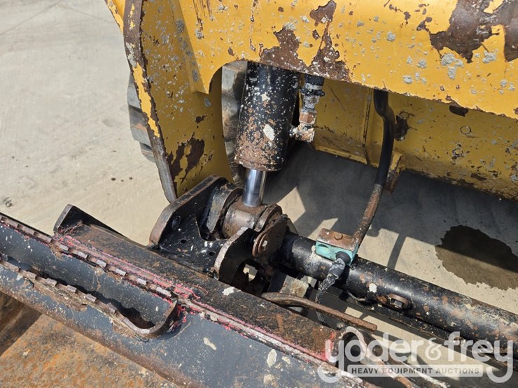 2016-caterpillar-259d-image-23