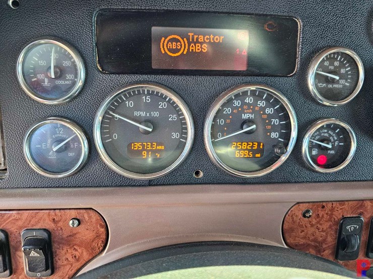2012-peterbilt-587-image-10