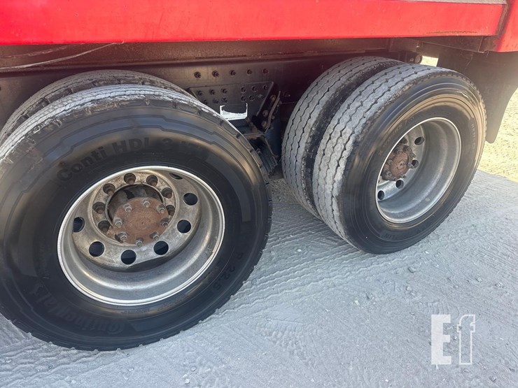 2019-peterbilt-567-image-16