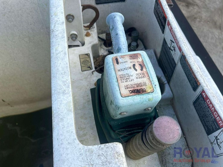 2015-freightliner-m2-106-altec-insulated-forestry-bucket-truck-image-38