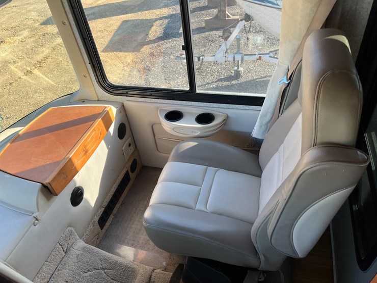 2005-gulf-stream-sun-voyager-motorhome-image-18