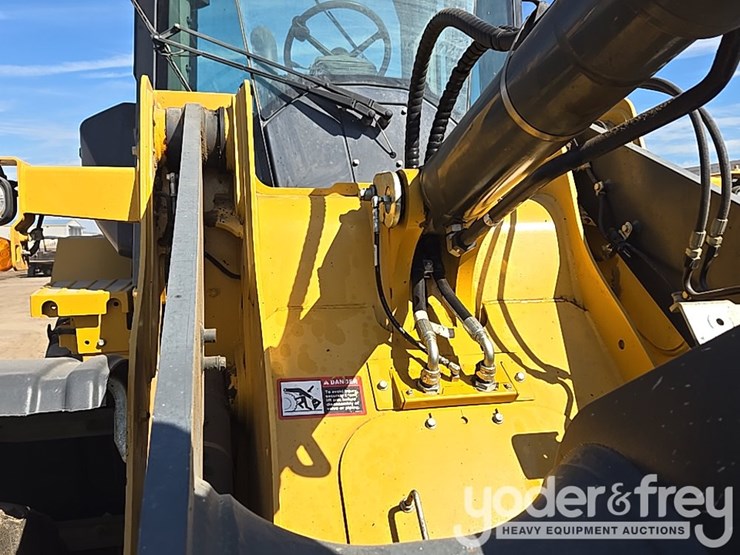 2019-deere-524l-image-25