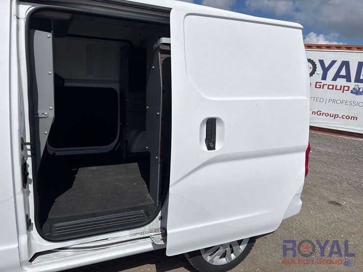 2017-nissam-nv200-cargo-van-image-17