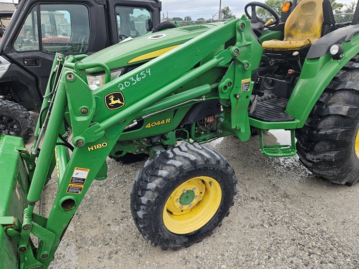 2015-john-deere-4044r-image-6
