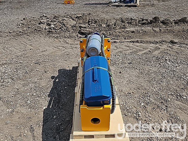 2025-caterpillar-304-image-8