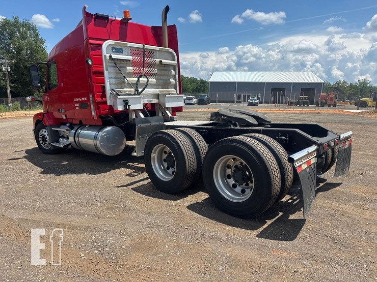2013-volvo-vnl64t630-image-8