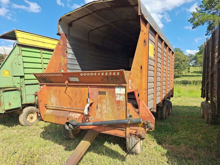 h&s-silage-box-on-knowles-tandem-running-gear-image-27