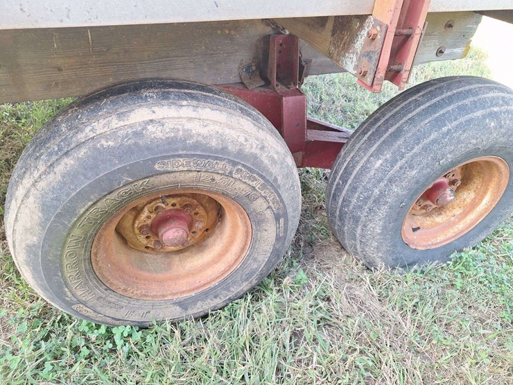 h&s-silage-box-on-knowles-tandem-running-gear-image-42