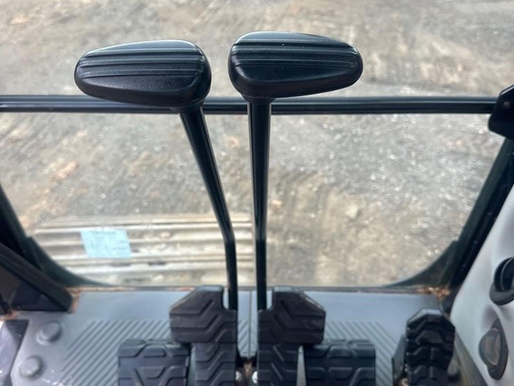 2019-caterpillar-320-image-31