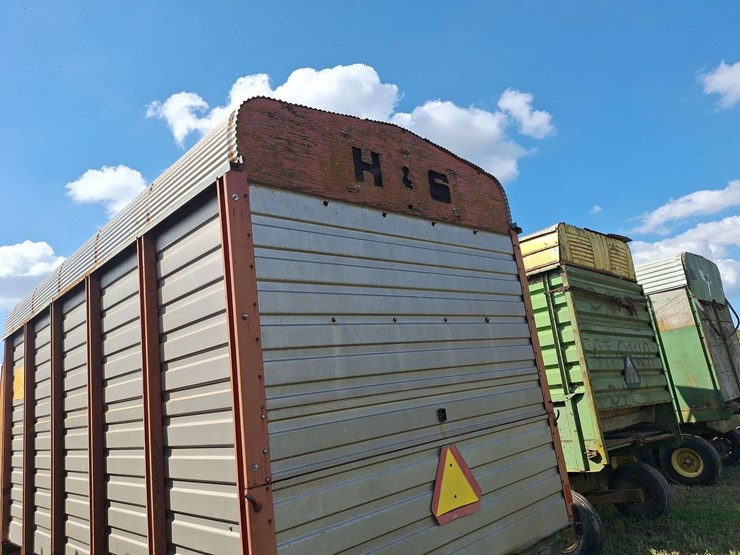 h&s-silage-box-on-knowles-tandem-running-gear-image-46