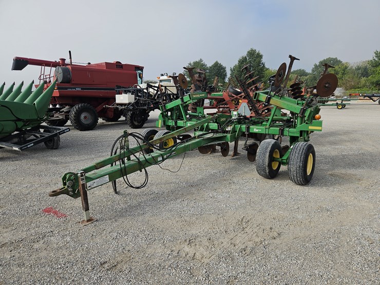 2005-john-deere-2100-image-11