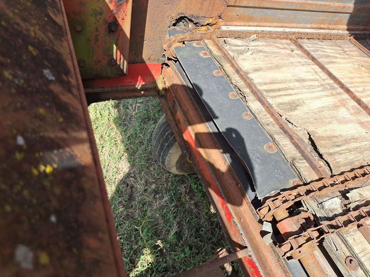 h&s-silage-box-on-knowles-tandem-running-gear-image-35