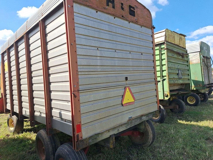 h&s-silage-box-on-knowles-tandem-running-gear-image-45