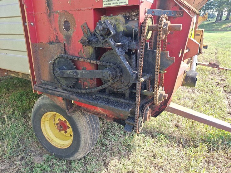 h&s-silage-box-on-knowles-tandem-running-gear-image-52