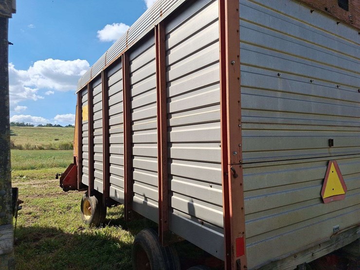 h&s-silage-box-on-knowles-tandem-running-gear-image-44