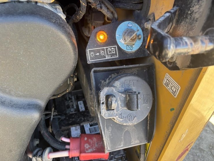 2016-caterpillar-299d2-xhp-image-35