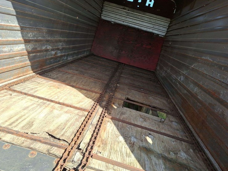 h&s-silage-box-on-knowles-tandem-running-gear-image-37